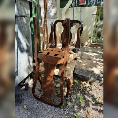 Ο ταπετσιέρης Γιάννης Κοφινάς φτιάχνει το «πρόσωπο των πραγμάτων»