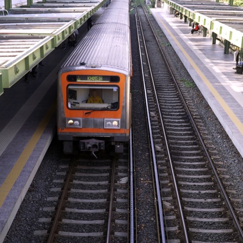 Συρμός του ηλεκτρικού στις ράγες εισέρχεται σε σταθμό του ΗΣΑΠ