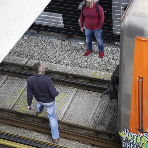 Δύο άνδρες στις γραμμές του Ηλεκτρικού κατά τις προσπάθειες απεγκλωβισμού ατόμου από τις ράγες