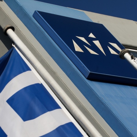 Σημαίες έξω από το κτίριο της Νέας Δημοκρατίας στην Πειραιώς