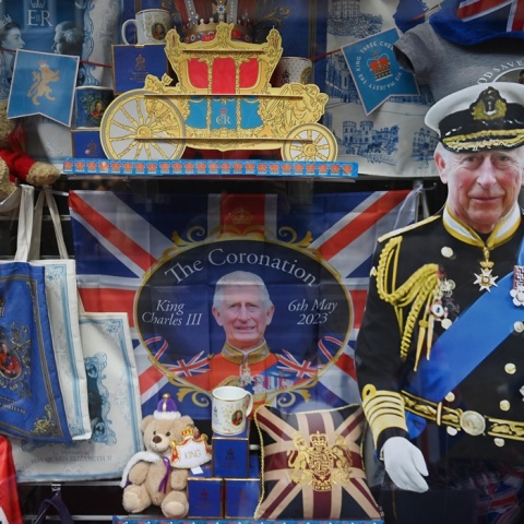Σουβενίρ για τη στέψη του βασιλιά Καρόλου στα καταστήματα του Λονδίνου