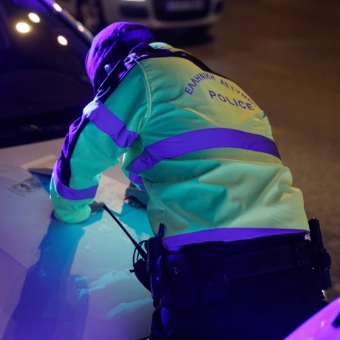 Τροχονόμος σκυμμένος στο καπό αυτοκινήτου βεβαιώνει κλήση για παράβαση νυχτερινές ώρες
