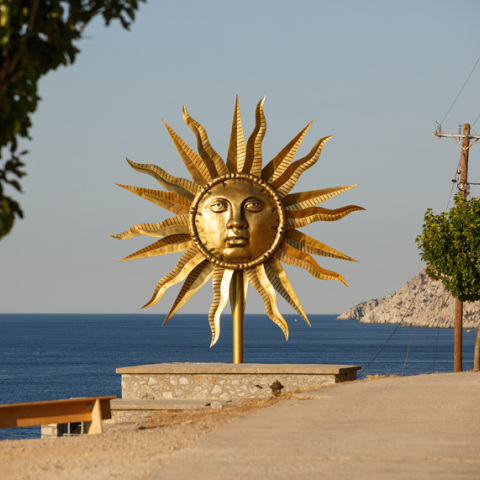 Το "Apollo Wind Spinner" του Τζεφ Κουνς στον χώρο του παλαιού σφαγείου στην Ύδρα