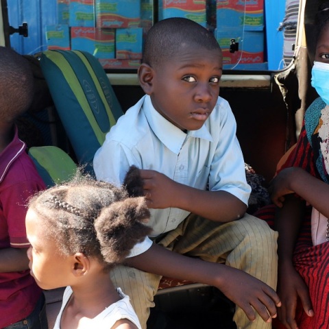 Σουδάν: Οι αντιμαχόμενες πλευρές συμφώνησαν επταήμερη κατάπαυση του πυρός μεταξύ 4-11 Μαΐου - Εντείνεται η ανθρωπιστική κρίση εν μέσω συγκρούσεων.