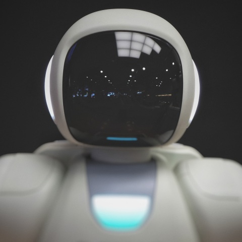 Ένας πρωτοπόρος του τομέα τεχνητής νοημοσύνης στην Google λέει ότι παραιτήθηκε για να μπορεί να μιλάει ελεύθερα για τους «κινδύνους» που ενέχει η τεχνολογία AI.