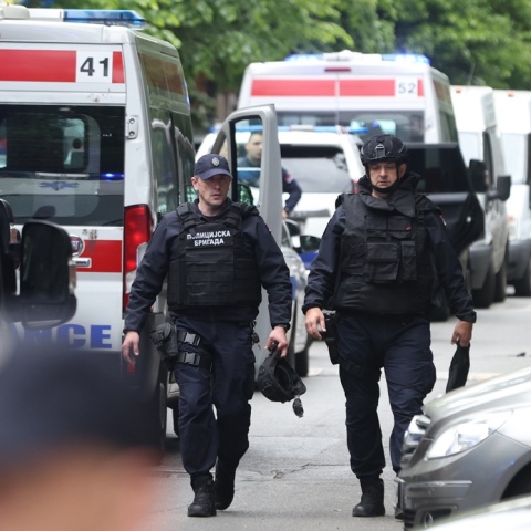 Αστυνομικές δυνάμεις σε δημοτικό σχολείο στο Βελιγράδι