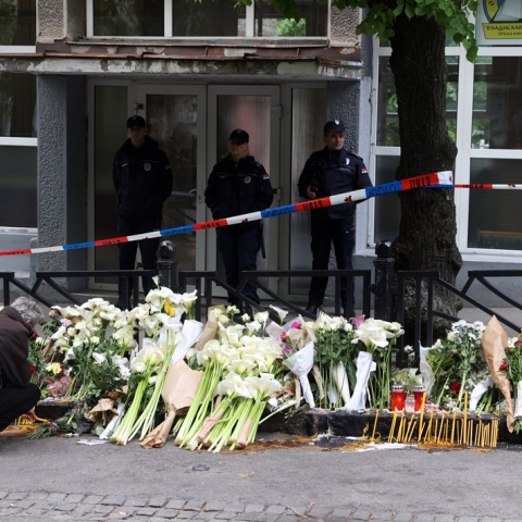 Λουλούδια και αρκουδάκια έξω από το δημοτικό σχολείο όπου καταγράφηκε το μακελειό με οκτώ νεκρούς μαθητές και έναν φύλακα σε δημοτικό σχολείο στο Βελιγράδι - 14 ετών ο ένοπλος