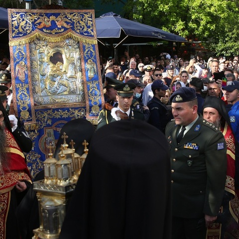 Μητρόπολη Αθηνών: Συρροή πιστών στον ναό για την εικόνα της Παναγίας «Άξιoν Εστί» - Από τις 7 το πρωί μέχρι τις 12 το βράδυ το προσκύνημα του κειμηλίου.