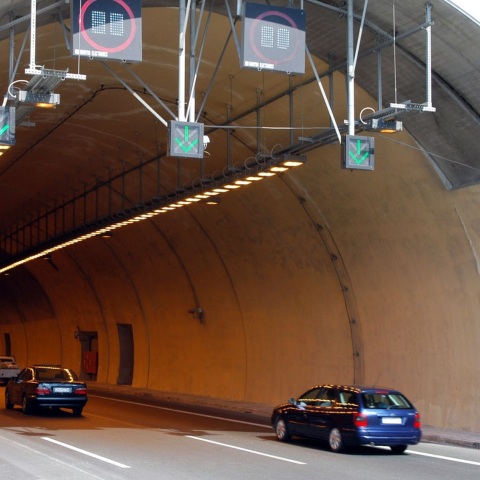 Φωτιά ξέσπασε μέσα στο τούνελ της Κακιάς Σκάλας, στο ρεύμα του δρόμου προς Κόρινθο και η κυκλοφορία είναι προβληματική στο σημείο.