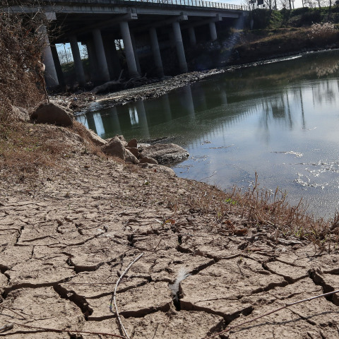 Πτώση της στάθμης στον Πηνειό στη Λάρισα