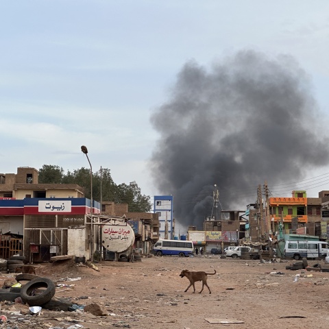 Καπνοί από εκρήξεις στο Σουδάν - Άδειοι δρόμοι, κατεστραμμένα κτίρια 