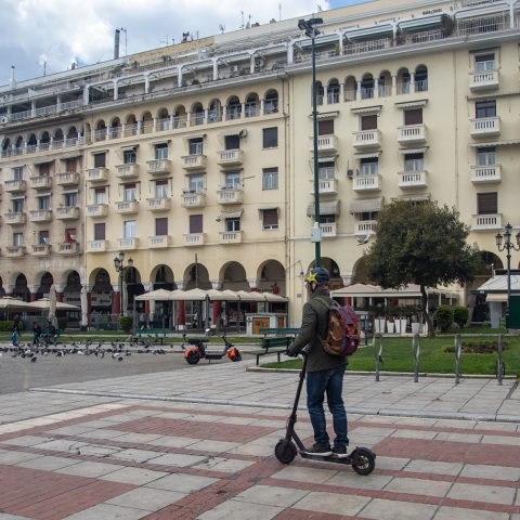 Θεσσαλονίκη: Ληστεία σε βάρος 59χρονου που λιποθύμησε στην πλατεία Αριστοτέλους - Του έκλεψαν το πορτοφόλι ενώ είχε χαμένες τις αισθήσεις του.
