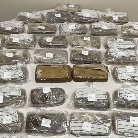 Θεσσαλονίκη: Περισσότερα από είκοσι δύο κιλά ηρωίνης κατασχέθηκαν από αστυνομικούς της Διεύθυνσης Ασφάλειας – Πώς έφτασαν στη σύλληψη του 27χρονου.