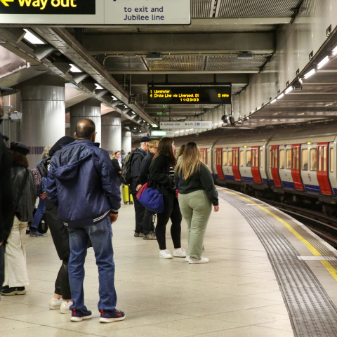 Σταθμός του μετρό στη Βρετανία και επιβάτες που αναμένουν την έλευση του συρμού στην αποβάθρα