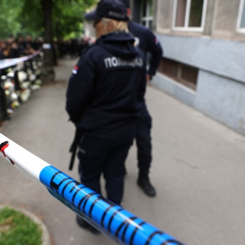 Οι αστυνομικές αρχές της Σερβίας έχουν αποκλείσει την περιοχή όπου έγινε επίθεση με όπλο