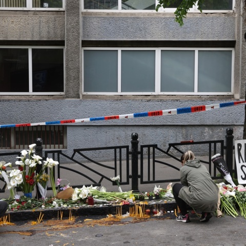 Λουλούδια, αρκουδάκια και κεριά έξω από το δημοτικό σχολείο όπου καταγράφηκε το μακελειό στη Σερβία