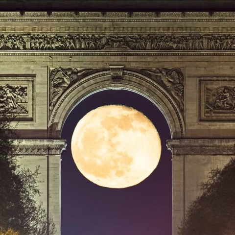 Εντυπωσιακή φωτογραφία της πανσελήνου μέσα στην Αψίδα του Θριάμβου κοινοποιήθηκε από τη NASA - Μήνες προγραμματισμού τη λήψη του Stefano Zanarello.