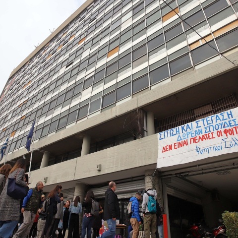Θεσσαλονίκη: Κατάληψη στη φοιτητική λέσχη του Αριστοτελείου Πανεπιστημίου - Ζητούν να μη γίνεται επίδειξη της κάρτας σίτισης και να επαναπροσληφθούν εργαζόμενοι