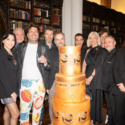 Στιγμιότυπο από τη γενέθλια τούρτα της βραδιάς