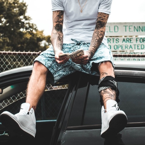 Βέλγιο: Επεισοδιακή αστυνομική καταδίωξη στην Αμβέρσα - Οδηγός πέταξε από τα παράθυρα του αυτοκινήτου δεκάδες χιλιάδες ευρώ.