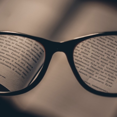 Λετονία: Η κυβέρνηση ζητά από τους 20.000 ανθρώπους στη χώρα, που είναι κάτοχοι ρωσικών διαβατηρίων, να περάσουν τεστ γλωσσικών ικανοτήτων.