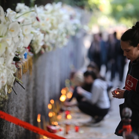 Λίγα λουλούδια έξω από το σχολείο στη Σερβία μετά το μακελειό