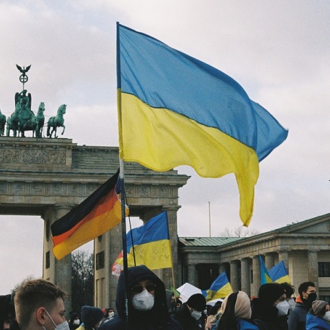 Γερμανία: Δικαστήριο ακύρωσε την απαγόρευση χρήσης ουκρανικών σημαιών και συμβόλων στις εκδηλώσεις για την επέτειο του τέλους του Β' Παγκοσμίου Πολέμου.