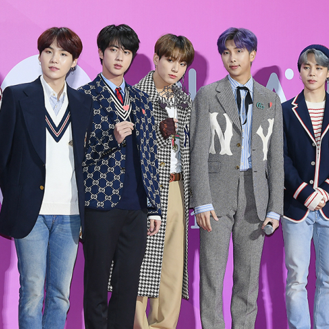 BTS: Το συγκρότημα γίνεται γραμματόσημα με αφορμή την 10η επέτειό τους