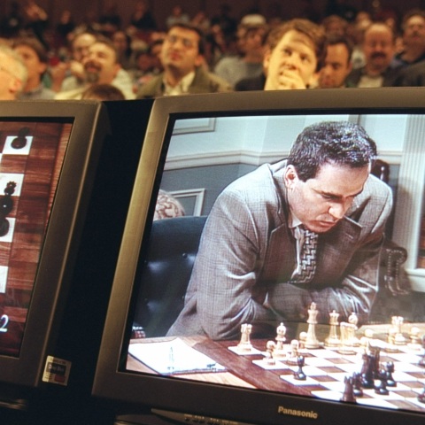 Σαν σήμερα 11 Μαΐου: Το 1997 ο Γκάρι Κασπάροφ χάνει στο σκάκι από τον υπολογιστή Deep Blue και η πρώιμη εκδοχή της τεχνολογίας AI απασχολεί τον δημόσιο διάλογο.