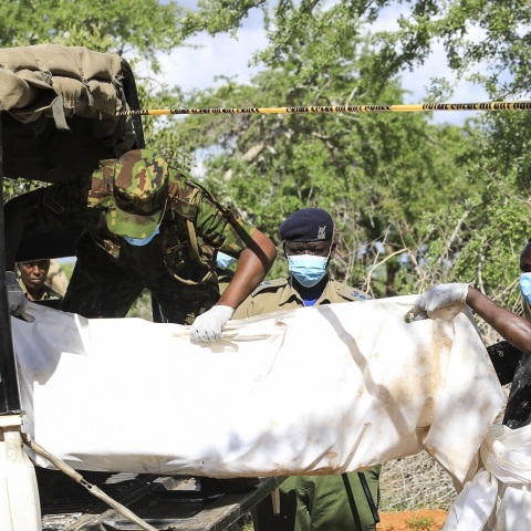 Κένυα: Υποψίες για εμπόριο ανθρώπινων οργάνων, μετά την αποκάλυψη ότι έλειπαν όργανα από τους πιστούς της αίρεσης, οι οποίοι νήστεψαν μέχρι θανάτου.