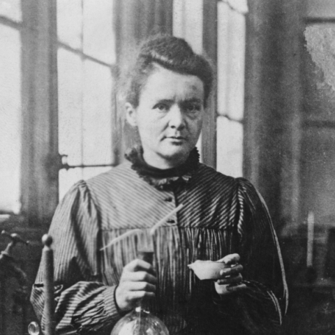 Podcast «Βιογραφίες» με την Επιστήμη Μπινάζη | Η ζωή της Μαρί Κιουρί