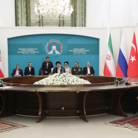 Οι ΥΠΕΞ Συρίας - Τουρκίας συναντώνται στη Μόσχα, για πρώτη φορά από το 2011 - Στο τραπέζι εξομάλυνση σχέσεων και η επιστροφή των Σύρων προσφύγων στη χώρα τους.