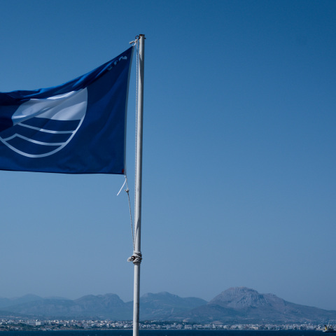 Γαλάζια Σημαία κυματίζει σε παραλία στο Λουτράκι