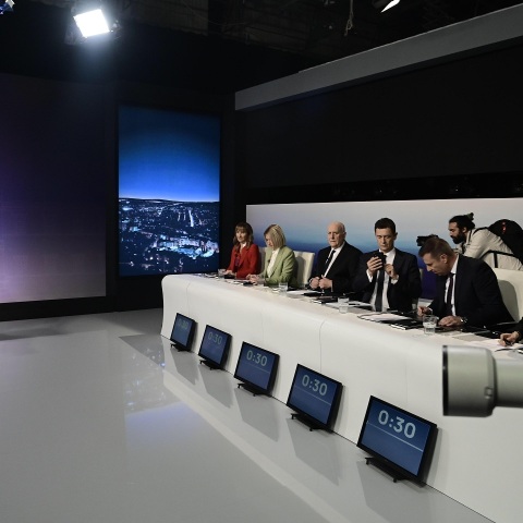 Debate και μιντιακός αναλφαβητισμός, σχέσεις στοργής