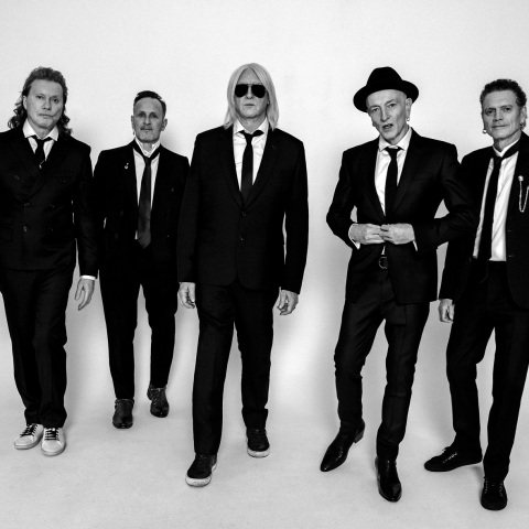 Συνέντευξη: Ο κιθαρίστας των Def Leppard, Phil Collen, μιλάει στην Athens Voice για το άλμπουμ «Drastic Symphonies» με τη Royal Philharmonic Orchestra, τη μουσική και τη ζωή του.