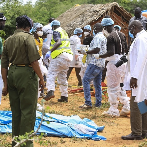 Κένυα: Στους 179 οι νεκροί στο δάσος Σακαχόλα - Παραμένει στη φυλακή ο ηγέτης της αίρεσης που διέταξε τους πιστούς να λιμοκτονήσουν.