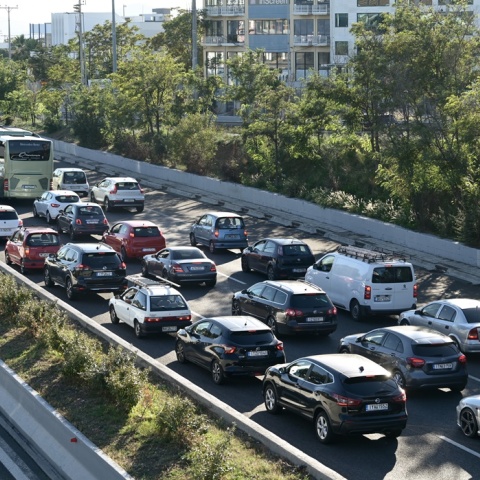 Αυτοκίνητα σε στοίχους λόγω κίνησης σε κεντρικό δρόμο της Αθήνας