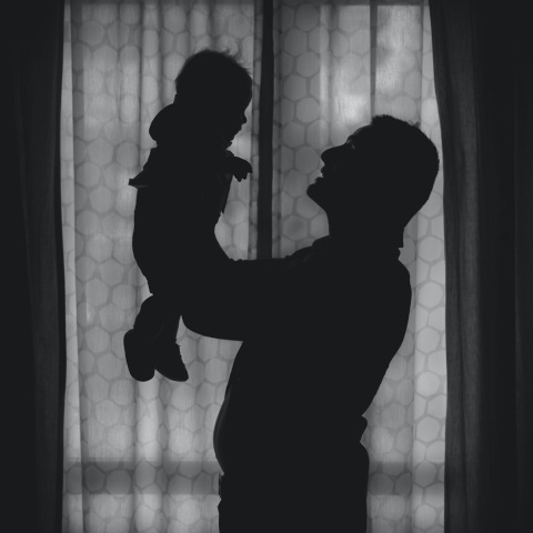 Τα στερεότυπα και οι αλλαγές για τον ρόλο και την κλίση γυναικών και ανδρών ως μαμάδων και μπαμπάδων.