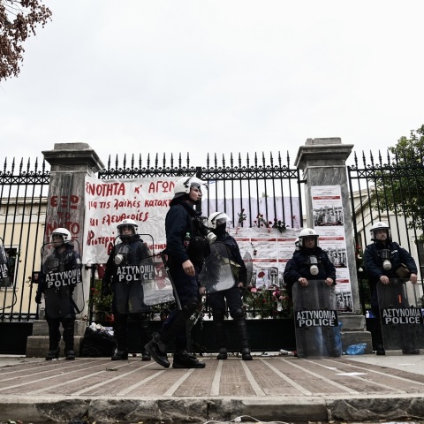 Διμοιρία των ΜΑΤ έξω από το Πολυτεχνείο: Ζητούν να απομακρυνθούν οι δεκάδες συγκεντρωμένοι - Δε ζητήθηκε άδεια από το αρχηγείο της ΕΛ.ΑΣ.