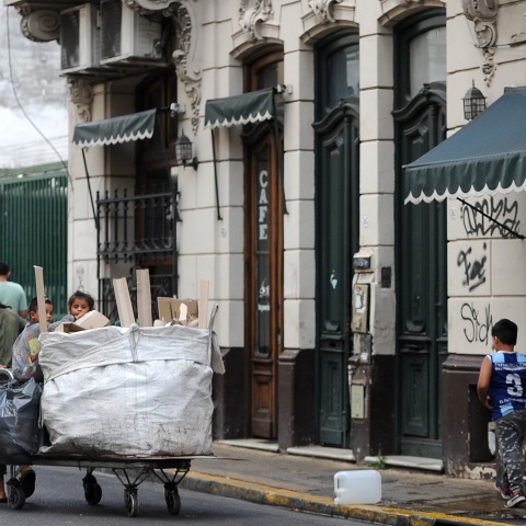 Αργεντινή: Ξεπερνώντας κάθε πρόβλεψη, ο πληθωρισμός φτάνει στο 109% - Ένας στους τέσσερις κατοίκους κάτω από το όριο της φτώχειας. 