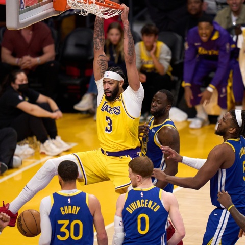 NBA: Οι Λος Άντζελες Λέικερς έκαναν το 4-2 απέναντι στους Γκόλντεν Στέιτ Γουόριορς - Νίκησαν 122-101 και θα αντιμετωπίσουν τους Νάγκετς στον τελικό της Δύσης.