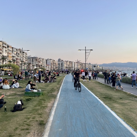 Οδοιπορικό στη Σμύρνη: Εντυπώσεις και φωτογραφίες από τη ζωή και την καθημερινότητα στο Ιζμίρ, στην Τουρκία.