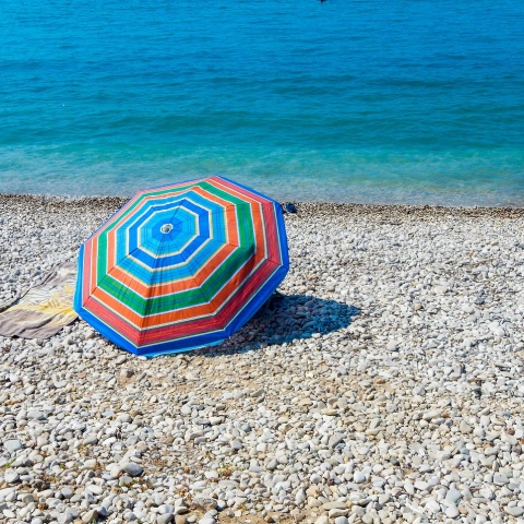 Η Επιστήμη Μπινάζη γράφει για τα πλεονεκτήματα που προσφέρει ο Μάιος για διακοπές στην Ελλάδα.