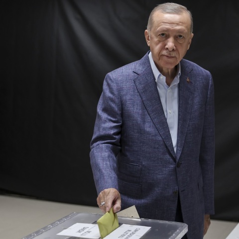 Εκλογές στην Τουρκία: Ψήφισε ο Ρετζέπ Ταγίπ Ερντογάν - Διατύπωσε την ευχή ενός «επικερδούς μέλλοντος» για τη χώρα - Σε εξέλιξη η κρίσιμη διαδικασία. 