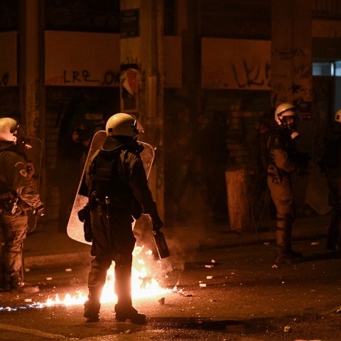 Εξάρχεια: Μπαράζ επιθέσεων με μολότοφ κατά αστυνομικών - Μία σύλληψη - Σκηνικό έντασης σε Χαρ. Τρικούπη-Διδότου, Κωλέττη, Ζωοδόχου Πηγής, Ναυαρίνου, Τζαβέλλα.