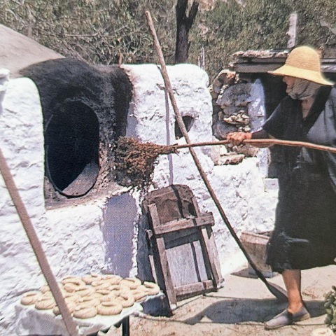 Ο Τζώρτζης Μακρυωνίτης, συριανός καθηγητής και μελετητής, με το βιβλίο του «O παραδοσιακός φούρνος στις Κυκλάδες και τα Δωδεκάνησα» μας ξεναγεί στην αιγαιοπελαγίτικη παράδοση. 