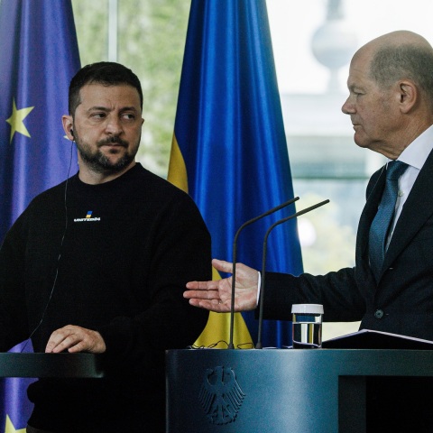 Βολοντίμιρ Ζελένσκι «Συμμαχία μαχητικών αεροσκαφών» επιδιώκει ο πρόεδρος της Ουκρανίας στο Βερολίνο - Θα σας στηρίζουμε για όσο χρειάζεται, δήλωσε ο Όλαφ Σολτς.