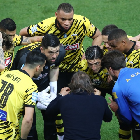 Η κατάκτηση του πρωταθλήματος από την ΑΕΚ, η μεγάλη συμβολή του Ματίας Αλμέιδα στην αναμόρφωση της ομάδας, οι σχέσεις του αργεντίνου προπονητή με τους παίκτες και τη διοίκηση. 