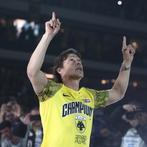 Η κατάκτηση του πρωταθλήματος από την ΑΕΚ, η μεγάλη συμβολή του Ματίας Αλμέιδα στην αναμόρφωση της ομάδας, οι σχέσεις του αργεντίνου προπονητή με τους παίκτες και τη διοίκηση. 