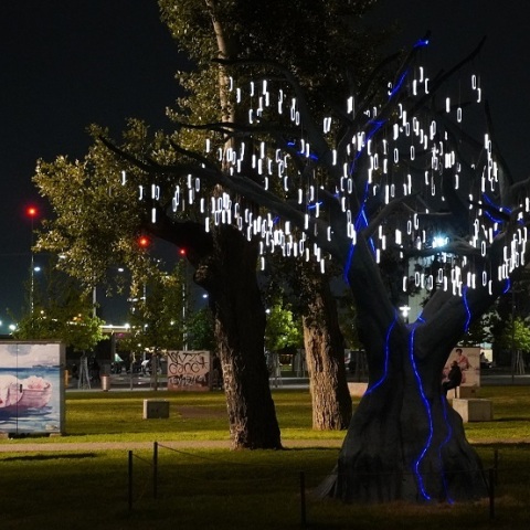 Θεσσαλονίκη: «Άνθισε» το γλυπτό φωτοβολταϊκό δέντρο στη Νέα Παραλία -  Για την κατασκευή του χρησιμοποιήθηκαν ανακυκλωμένες συσκευές θέρμανσης καπνού.